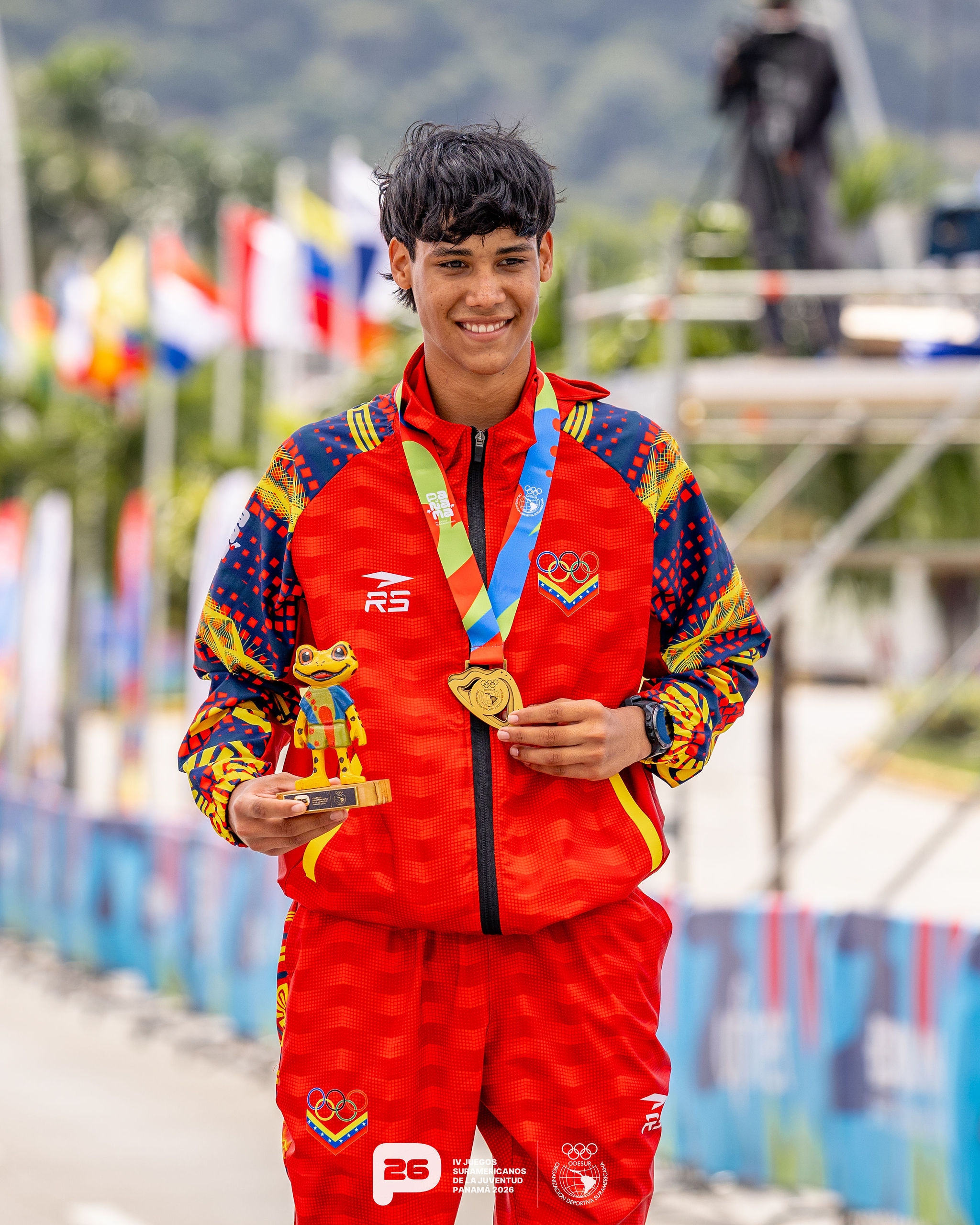 “Edward Ayala raises the Venezuelan flag at the top of the South American podium”