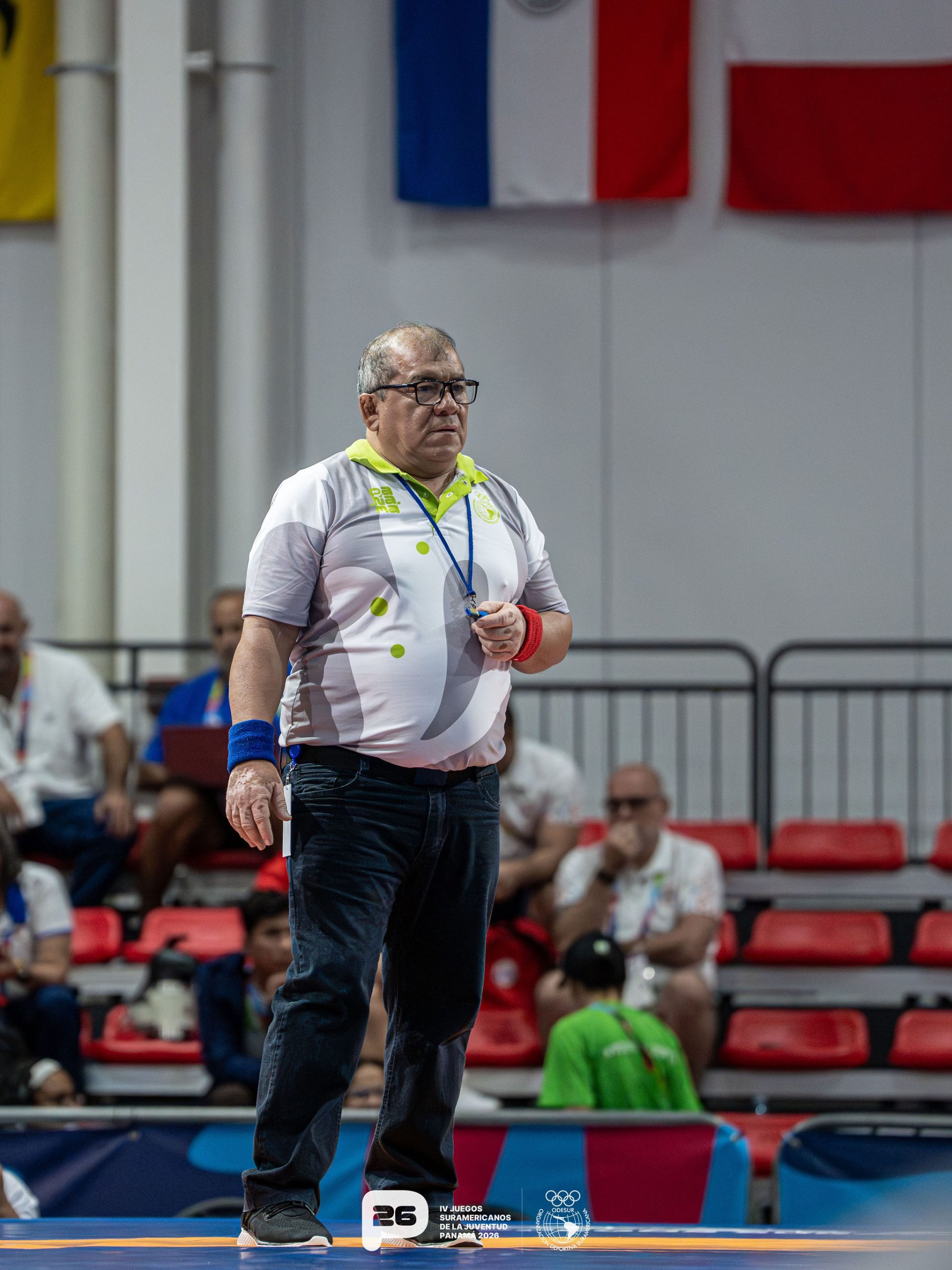 Emotional moment in wrestling: a Bolivian referee retires