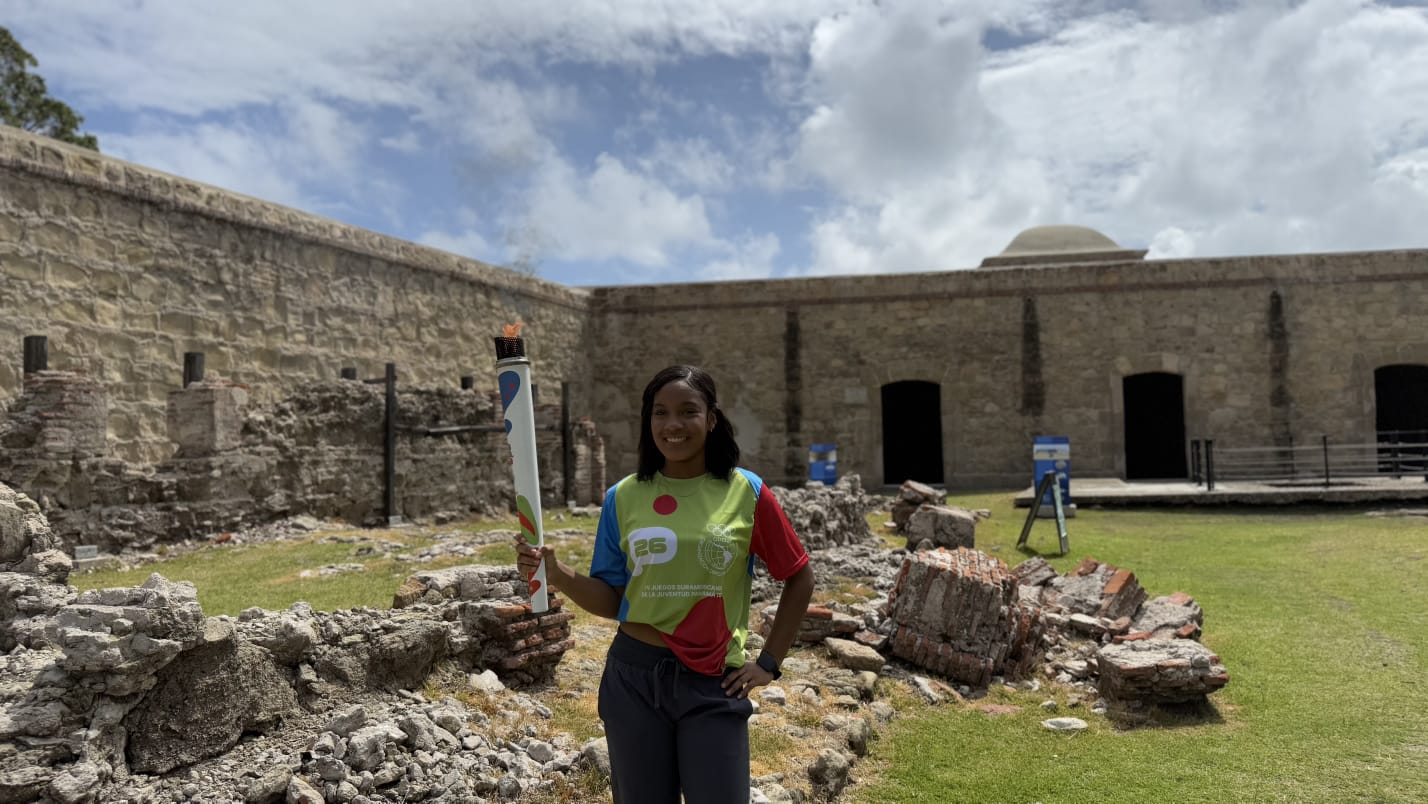 Colón vibra con sus jóvenes atletas en el recorrido de la antorcha